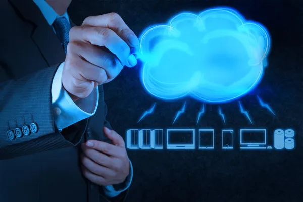 Geschäftsmann zeichnet ein Cloud Computing Diagramm — Stockfoto