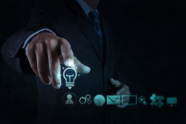 ampul yeni bilgisayar arayüzü ile işadamı el berabere