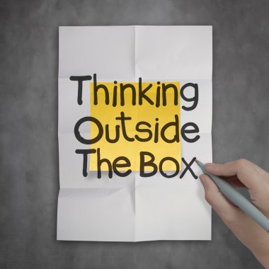 concep olarak yapışkan not buruşuk kağıt üzerinde kutunun dışında düşünme