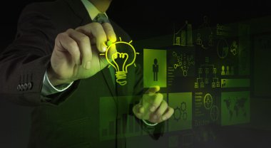 ampul yeni bilgisayar arayüzü ile işadamı el berabere