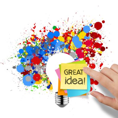 Harika bir fikir yapışkan notu ile splash renkleri ampul beyaz bac üzerinde