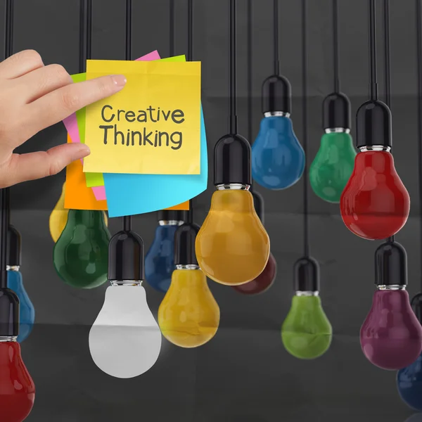 創造的な思考言葉電球に付箋をくしゃくしゃ — ストック写真