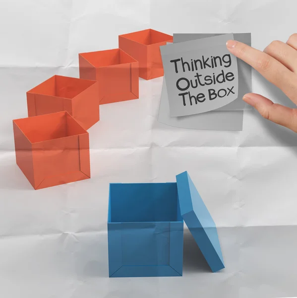 Η σκέψη έξω από το κουτί στο χαρτί τσαλακωμένο κολλώδη σημείωση — Φωτογραφία Αρχείου
