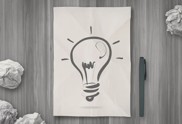 Ampoule sur papier froissé comme concept créatif — Photo