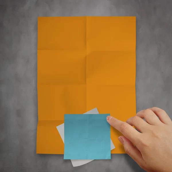 Notas adhesivas en blanco sobre reciclar el fondo de papel arrugado como cono —  Fotos de Stock
