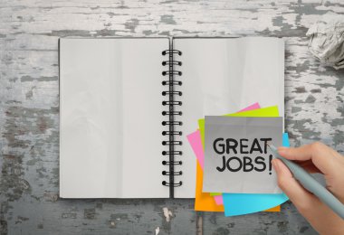 büyük iş word yapışkan notlar ile masa için boş not defteri açın