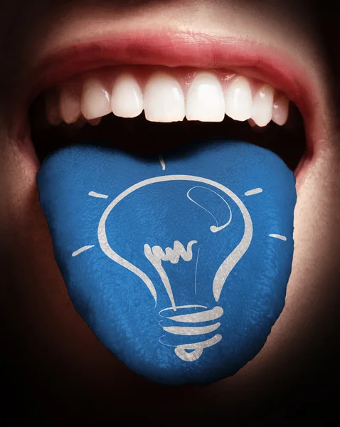 Femme à bouche ouverte écartant la langue colorée en bleu et lumière — Photo