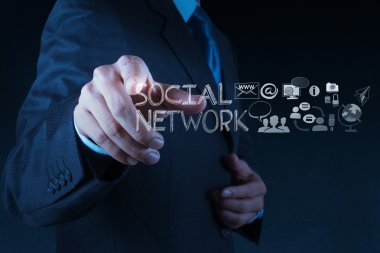 işadamı ile yeni modern bilgisayar çalışma sosyal ağ göster
