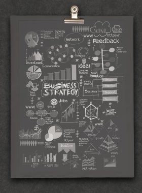 kavram olarak çizilen strateji kitap koyu arka plan üzerine el