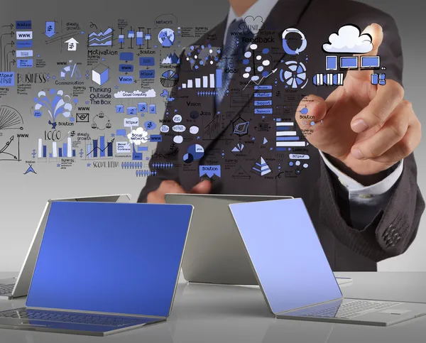 Geschäftsmann arbeitet mit einem Cloud-Computing-Diagramm auf der neuen Co — Stockfoto