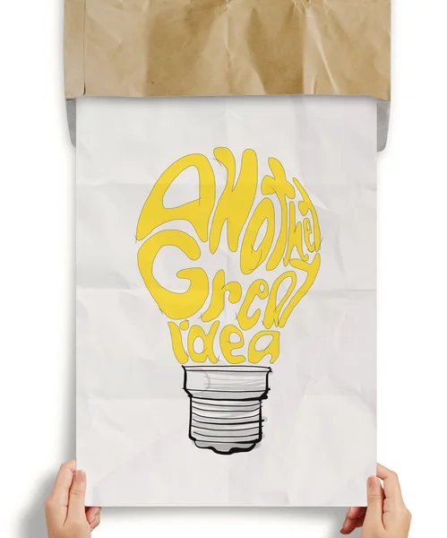 電球クリアティフとして別の素晴らしいアイデアの言葉で紙を丸めてください。 — ストック写真