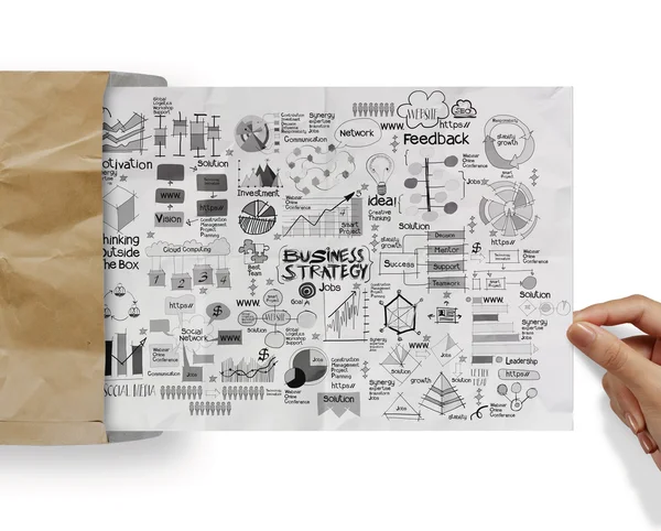 Hand zieht handgezeichnete Geschäftsstrategie auf zerknülltem Papier aus dem Umschlag — Stockfoto