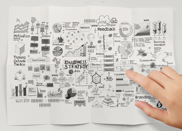 Handzeigende Geschäftsstrategie auf zerknittertem Papierhintergrund — Stockfoto