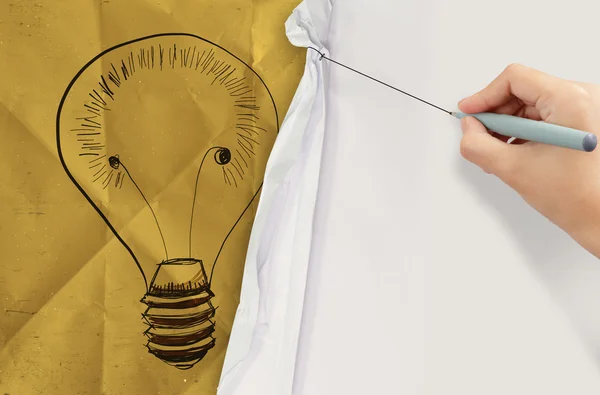 Business Hand zieht Seil auf faltiges Papier zeigen Glühbirne — Stockfoto