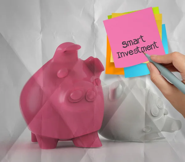 Slimme investering kleverige nota inzake piggy bank 3D-status een andere f — Stockfoto