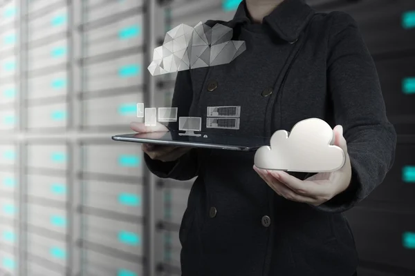 Empresaria que trabaja con un diagrama de Cloud Computing —  Fotos de Stock