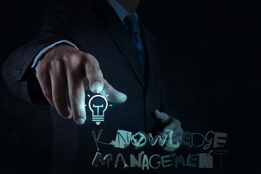 Tasarım kelime bilgisi ile işadamı el işaret eden ışık ampul