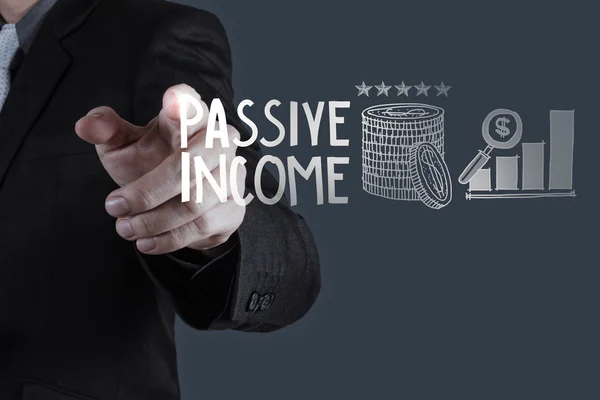 Geschäftsmann Hand zeigt passive Einkommen Touchscreen-Computer — Stockfoto