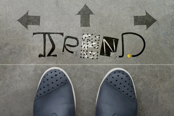 Palabra de diseño TREND dibujada a mano en frente de pies de hombre de negocios como c —  Fotos de Stock