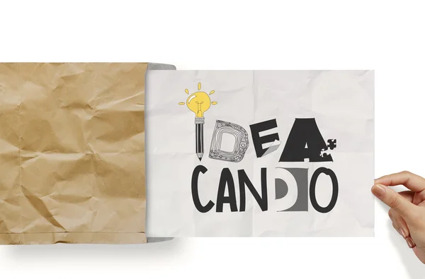 Empresario mano mostrar diseño palabra IDEA puede hacer en papel arrugado — Foto de Stock