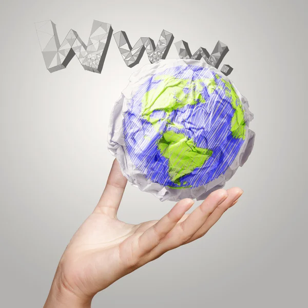 Mão mostrando crumpled símbolo de papel do mundo e WWW. contexto como — Fotografia de Stock