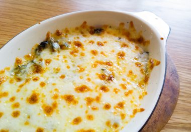 ahşap masa üstüne İtalyan lazanya