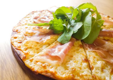 itallian pizza parma ham ahşap tabak üzerinde