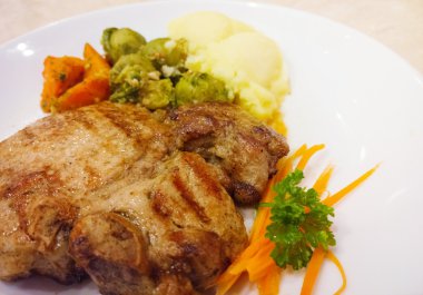 ızgara domuz biftek pişmiş patates ve sebze salatası