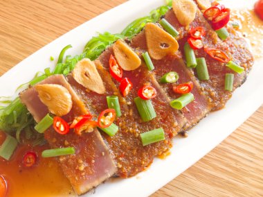 ton balıklı salata friz üzerinde ahşap masa ile baharatlı duman