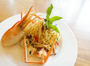 İtalyan spagetti makarna ve taze baharatlı karides sosu ahşap 
