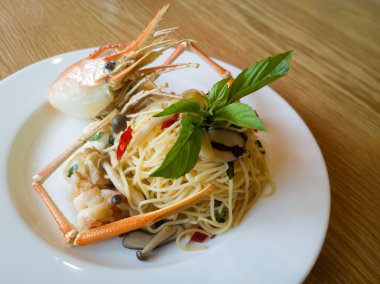 İtalyan spagetti makarna ve taze baharatlı karides sosu ahşap 