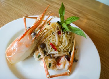 İtalyan spagetti makarna ve taze baharatlı karides sosu ahşap 