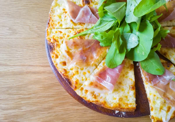 Pizza italienne jambon de parme sur un plat en bois — Photo