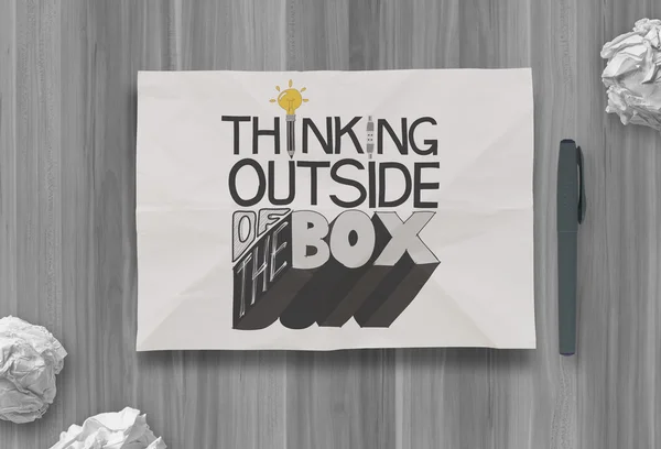 Con olarak kelime düşünme tasarım buruşuk kağıt üzerinde kutusunun dışında — Stok fotoğraf