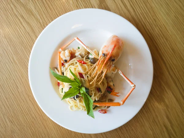 Italian spaghetti pasta and fresh spicy shrimps sauce on wooden — Stock Photo, Image