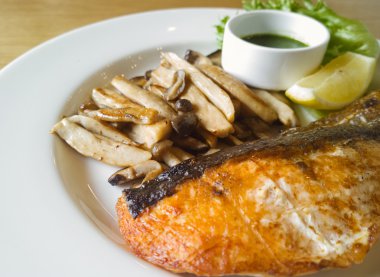 ızgara somon steak ve mantar