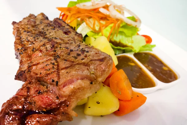 Izgara biftek, patates kızartması ve sebze.