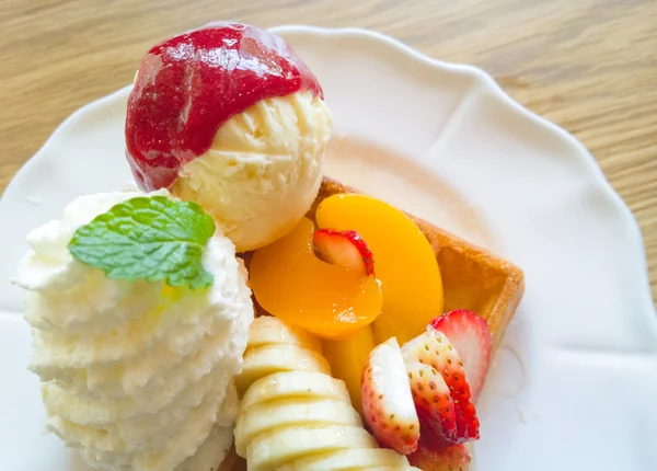 Ahşap masa üzerinde meyve ile waffle — Stok fotoğraf