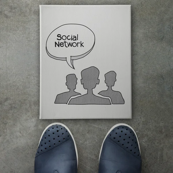 Ícone de rede social de pessoas desenhadas à mão na placa de lona na frente o — Fotografia de Stock