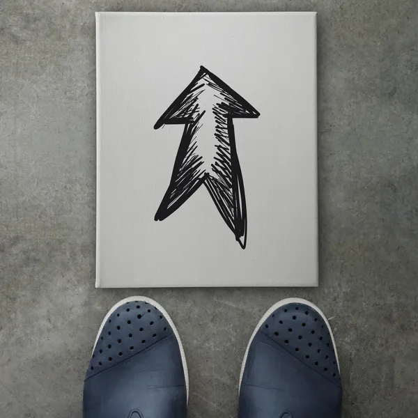 Mão desenhado doodle projeto seta na frente de pés homem de negócios como — Fotografia de Stock