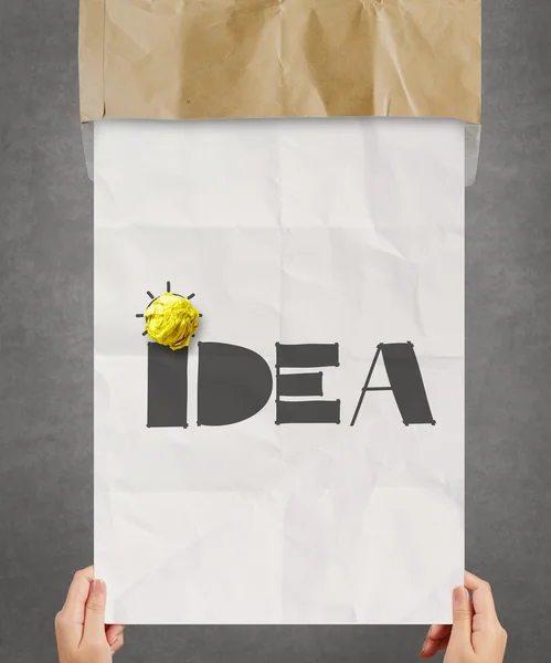 Κίτρινο τσαλακωμένο χαρτί στο χέρι που ιδέα σε φόντο αφίσα ως — Φωτογραφία Αρχείου