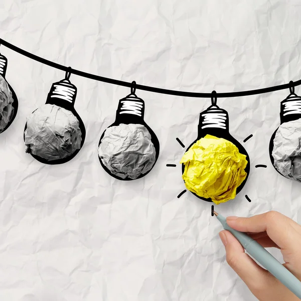Ampoule dessinée à la main sur doodle fil avec du papier froissé comme plomb — Photo