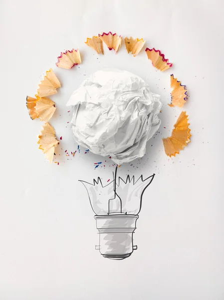 Bulbo de luz dibujado a mano y papel arrugado con polvo de sierra de lápiz en — Foto de Stock