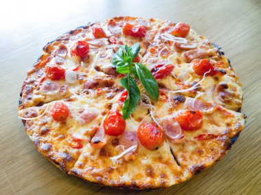 Pizza jambon, biber ve domates ile
