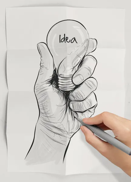 Hand getekend gloeilamp met idee woord op verfrommeld papier als concep — Stockfoto