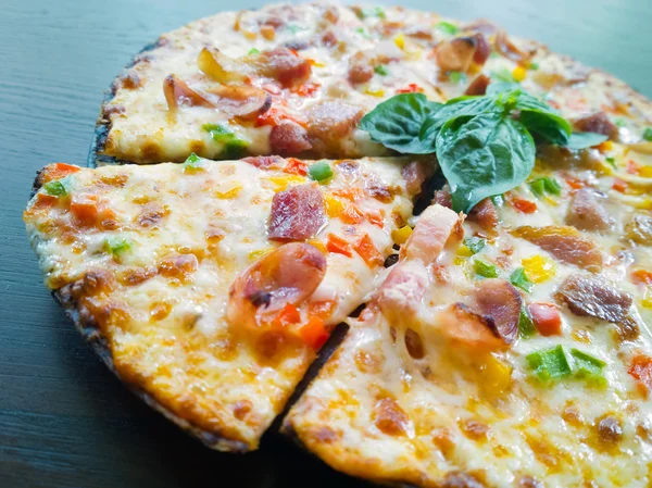 Pizza med skinka, paprika och tomat — Stockfoto