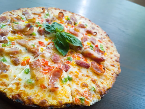 Pizza med skinka, paprika och tomat — Stockfoto