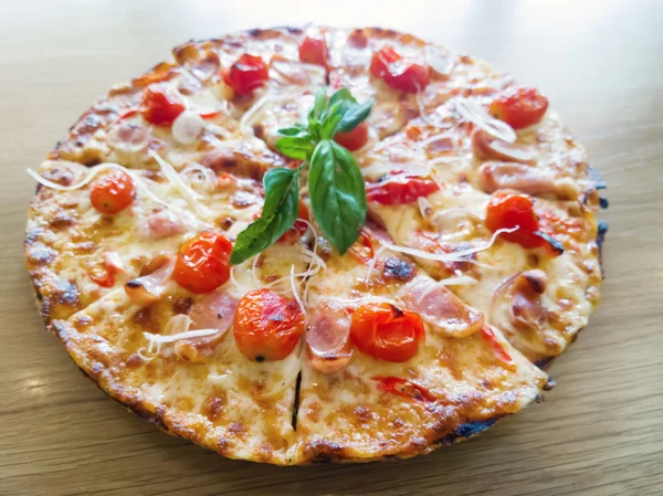Pizza with ham, pepper and tomato — Stock Photo, Image