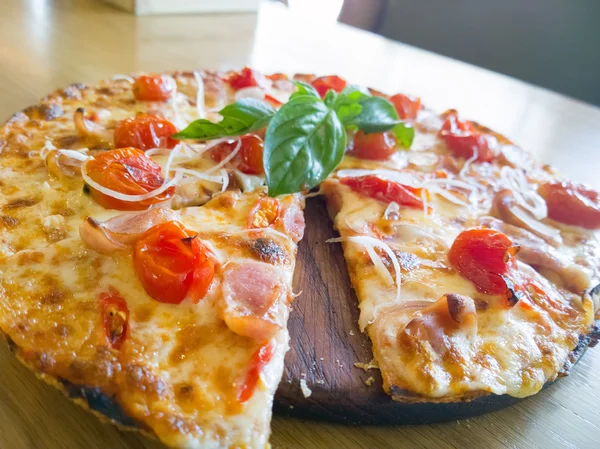 Pizza med skinka, paprika och tomat — Stockfoto