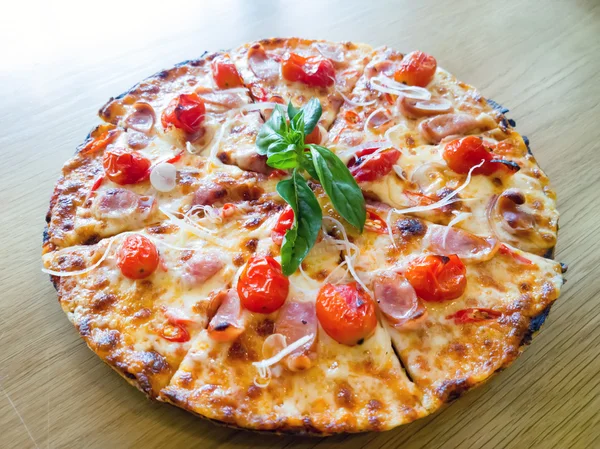 Pizza z szynką, papryka i pomidor — Zdjęcie stockowe